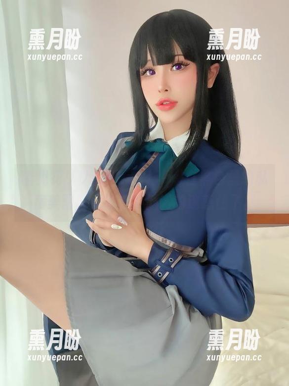 看见花リリ(Plant Lily)在黑色里的私房美图，竟被那种低调的迷惑住了。